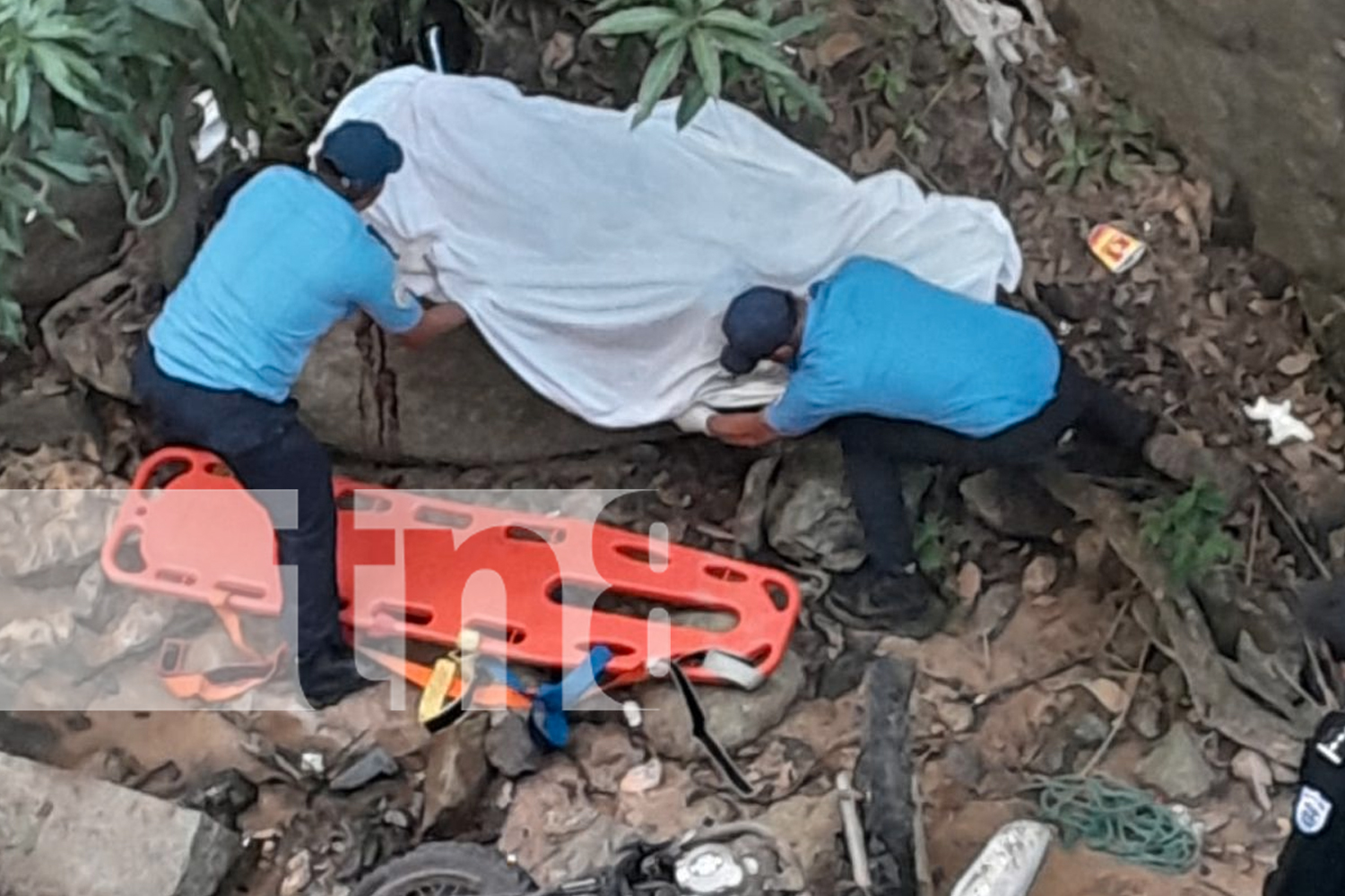 Foto:  Tragedia en San Fernando: Luis Manuel Ortiz, de 41 años, pierde la vida tras salir de la vía y derrapar bajo el puente Alalí/TN8