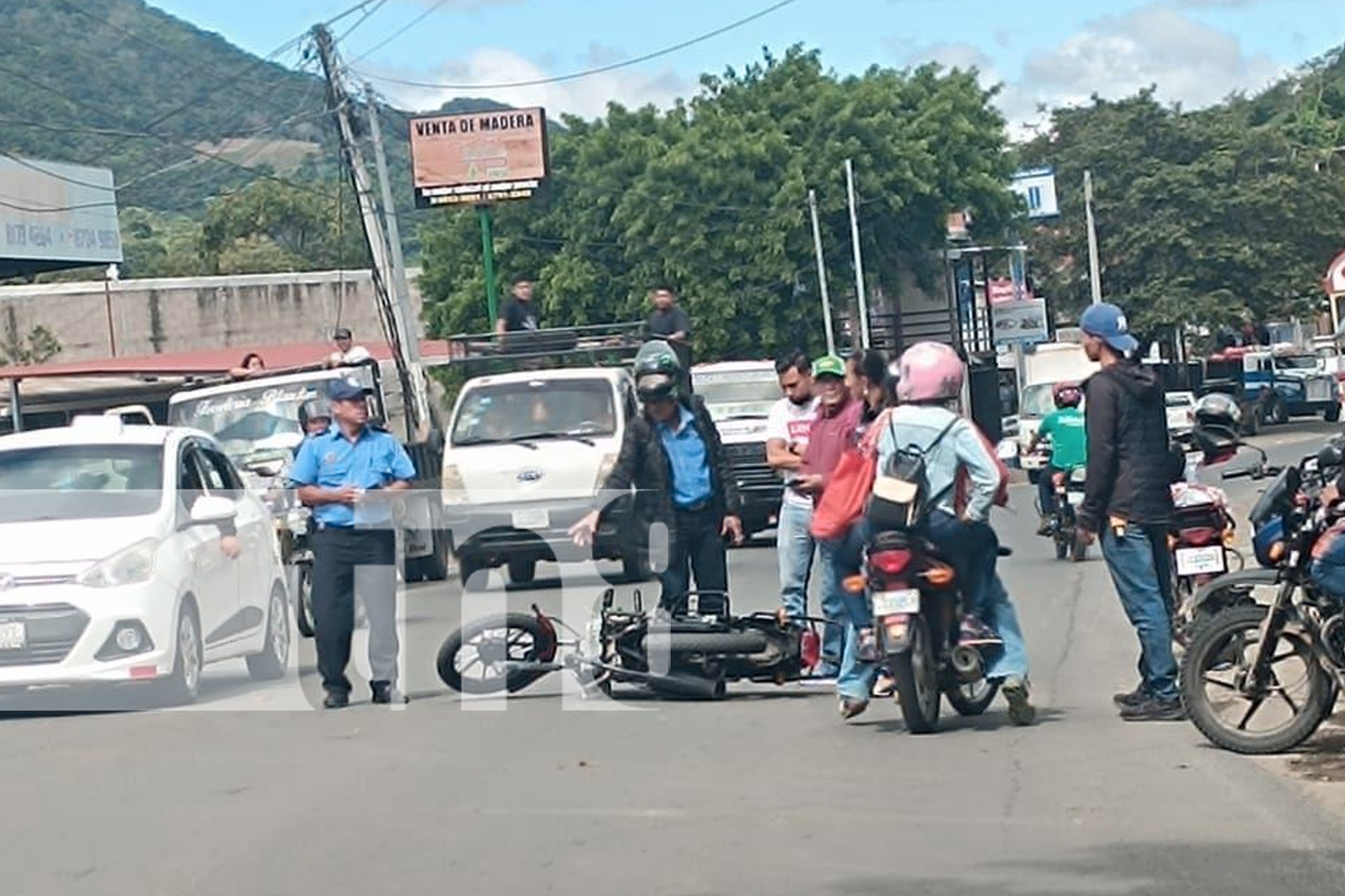 Foto: Impactante accidente en Jinotega: Un motociclista resulta herido tras chocar con una camioneta. Autoridades investigan las causas. /TN8