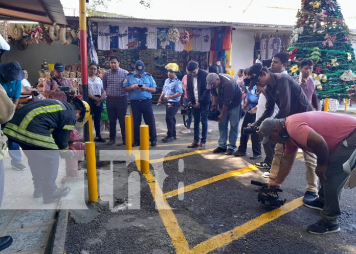 Foto: Bomberos inspeccionan el Mercado Roberto Huembes /cortesía