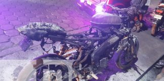 Foto: Motociclista se salva de morir calcinado tras el incendio de su vehículo en Ticuantepe/TN8