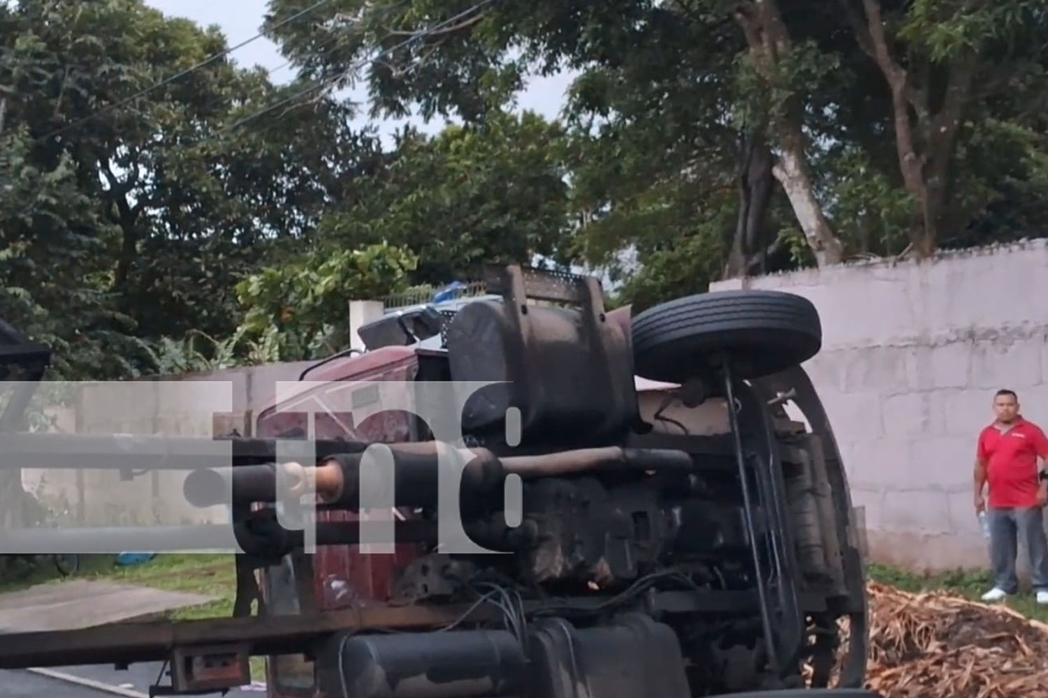 Foto: Camión cargado de verduras se vuelca en la Carretera Panamericana Sur, en Diriamba la alta velocidad, una posible causa del accidente/TN8