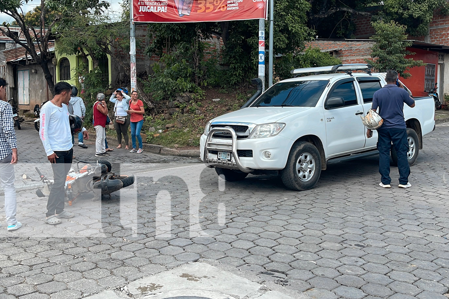 Foto:  Motociclista grave en Juigalpa tras cruzar una intersección. El impacto con una camioneta le provocó una fractura en la pierna/TN8