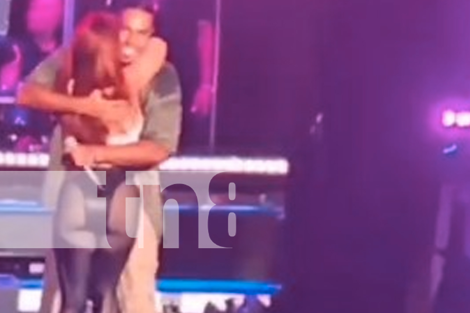 Foto: ¡Increíble! Romeo Santos descubrió a su fan Karly Fornos con un beso en pleno concierto en Managua. Un momento que quedará para la historia./TN8