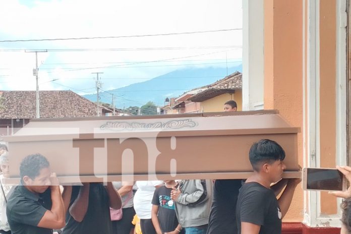 Foto; Despedida entre lágrimas a joven víctima de trágico ataque en Granada/TN8