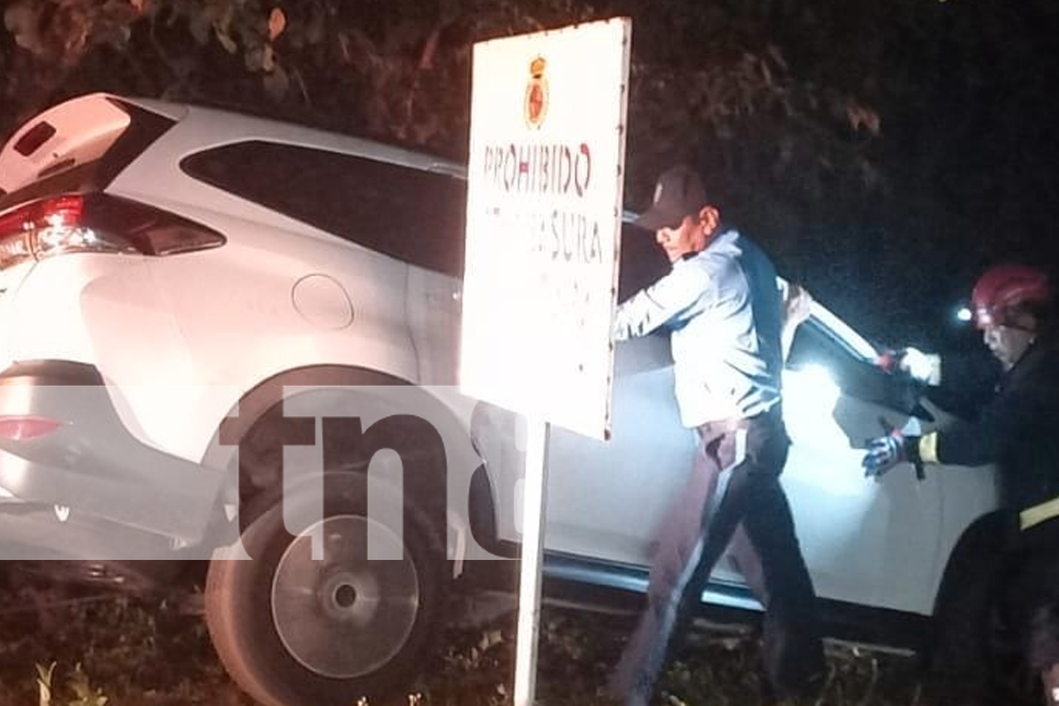 Foto: ¡Milagro en Granada! Conductor ebrio cae en un cauce en el barrio "El Cañalito" y sale ileso. Gracias a los bomberos por el rápido rescate/TN8