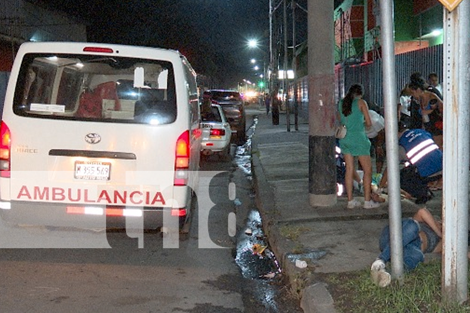 Foto: Cuatro heridos tras volcadura de caponera en Managua. La comunidad ayudó a las víctimas antes de la llegada de paramédicos/TN8