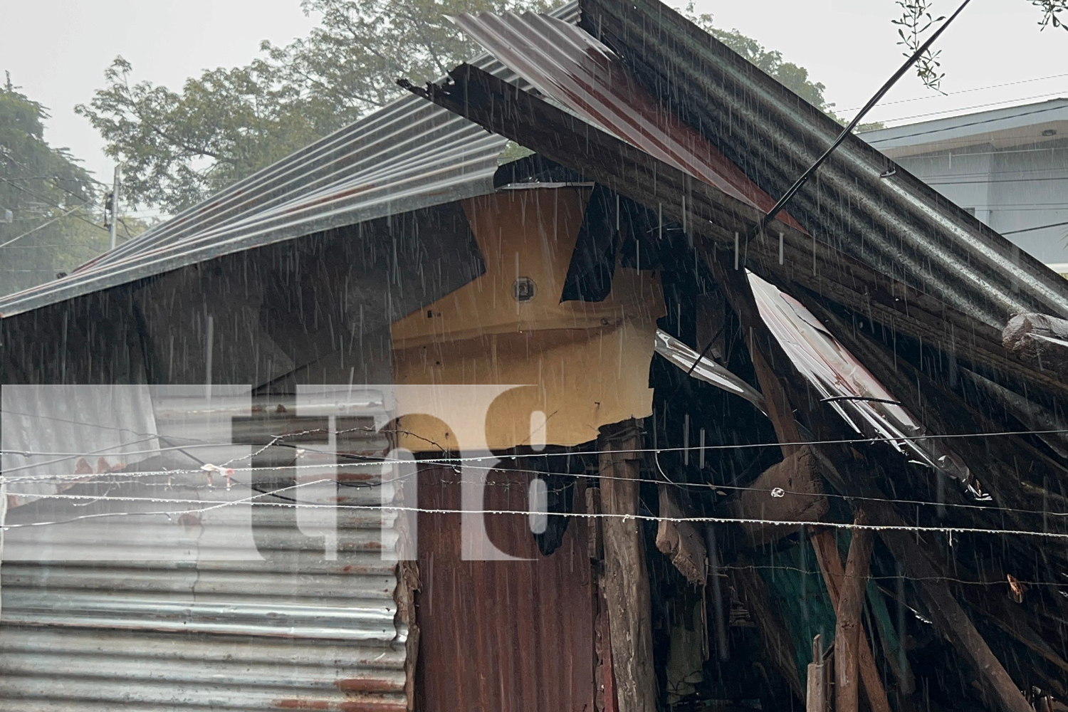 Foto: Camión sin frenos choca contra una vivienda en Las Canoas, Juigalpa. ¡De milagro no hubo heridos! Autoridades investigan la causa./TN8