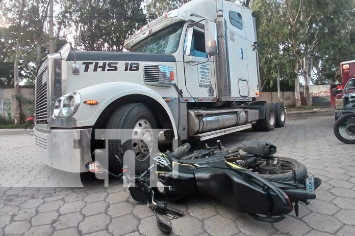 Foto: Milagro en Managua: motociclista sobrevive tras ser impactado por un cabezal/ TN8