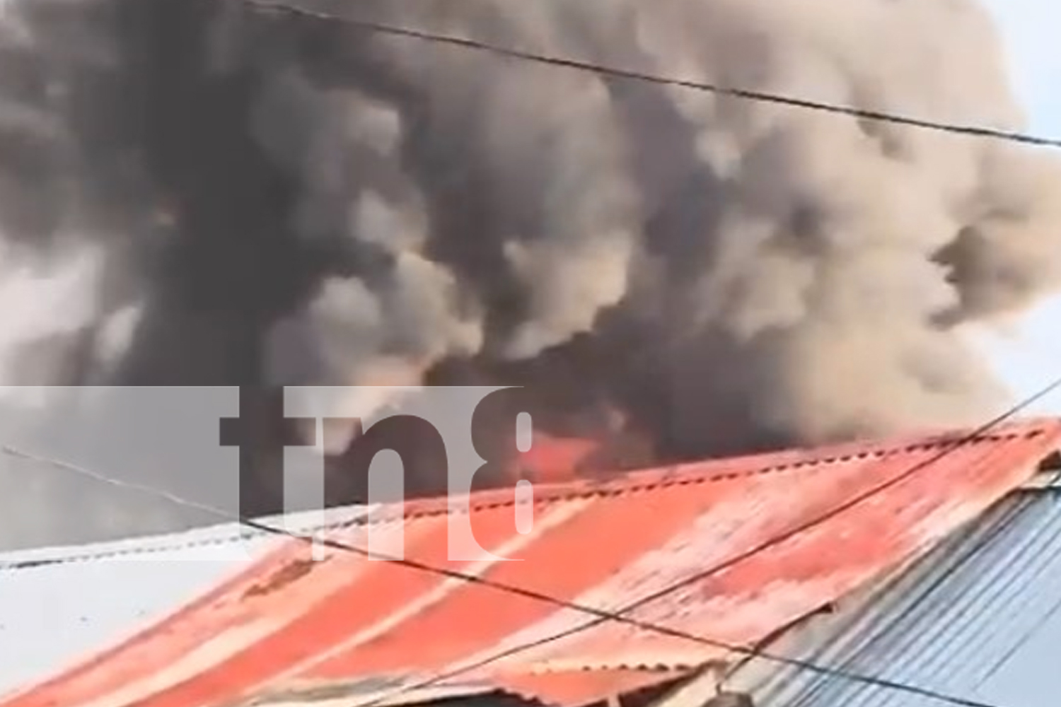 Foto:  Una humilde vivienda de madera y zinc fue destruida por un incendio en Chinandega. Vecinos y autoridades trabajaron para evitar mayores daños/TN8