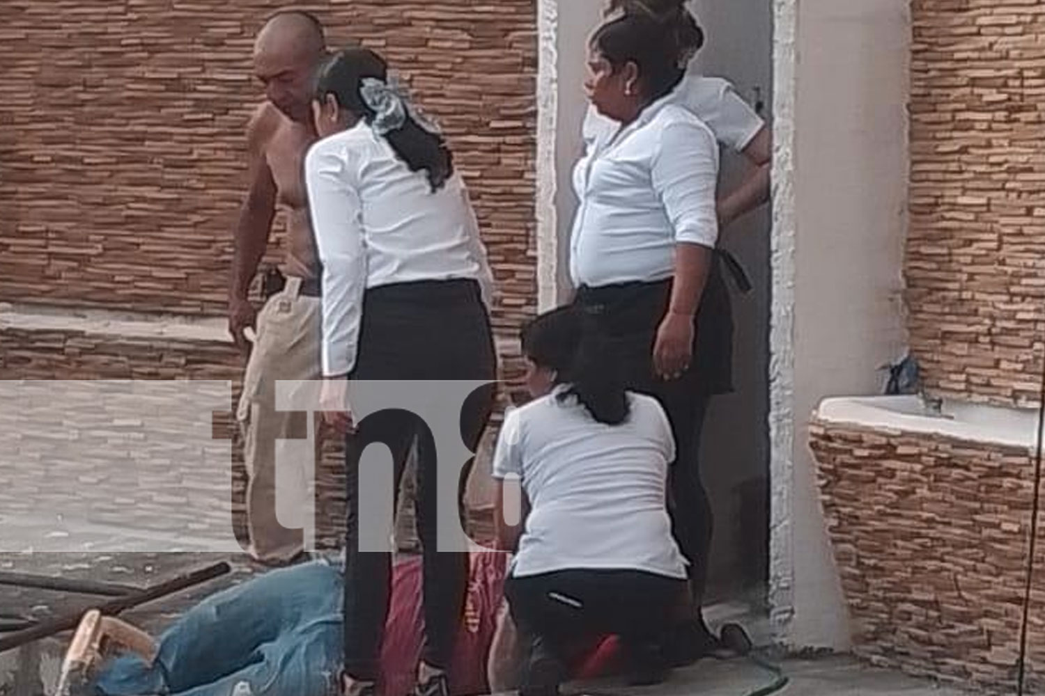 Foto: Grave accidente en Juigalpa: Dos obreros lesionados tras la caída de un andamio en el restaurante El Mirador. /TN8