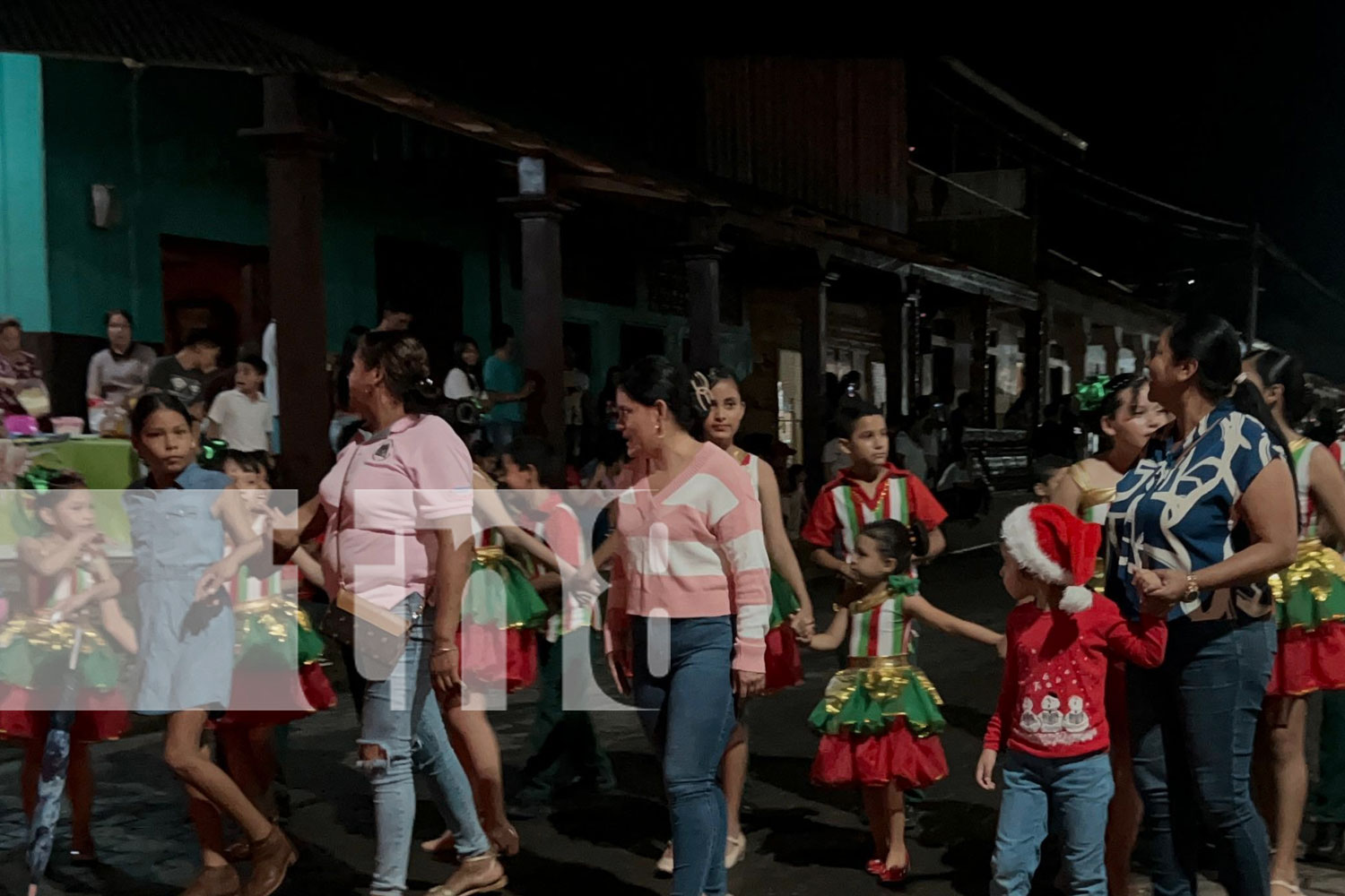 Foto: La Libertad celebra la Navidad con luces, música y tradición. Encendido del árbol y caminata llenaron de alegría el municipio. /TN8