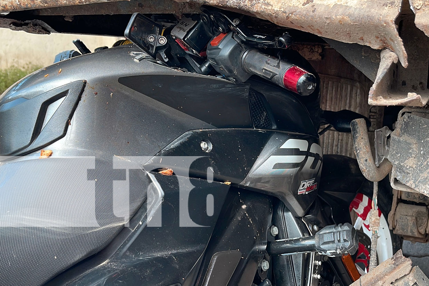 Foto:  Accidente en Juigalpa: Un motociclista y su acompañante chocan contra un camión estacionado frente al Colegio Floresmilda. /TN8