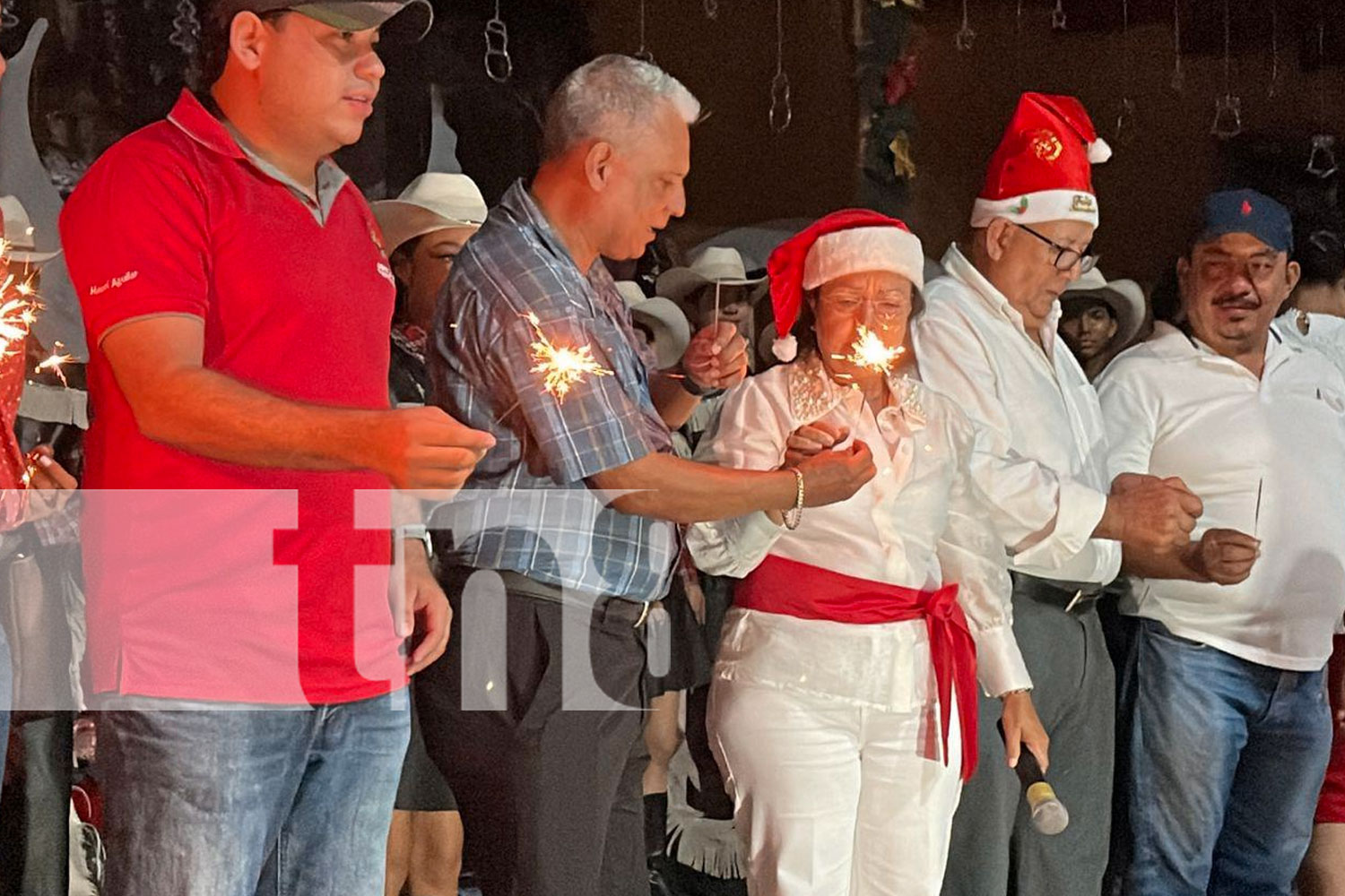 Foto: ¡Juigalpa brilla con la tradicional encendida de luces! El Parque Central se llenó de magia y alegría, marcando el inicio de la Navidad 2024./TN8