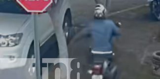 Foto: Otro robo en la capital: delincuente se lleva un casco con total descaro. Las autoridades trabajan para identificarlo./TN8