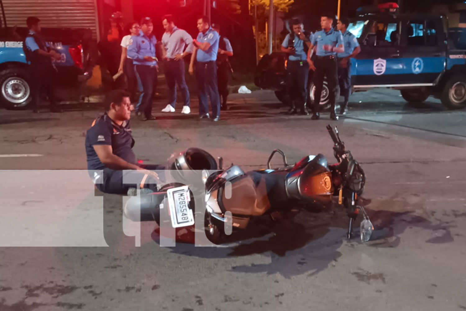 Foto: Grave accidente en los semáforos del Parque de Feria, Managua: motociclista resulta seriamente lesionado tras invasión de carril./TN8