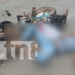 Foto: Motociclista muere al impactar contra autobús en el Caribe Sur/TN8