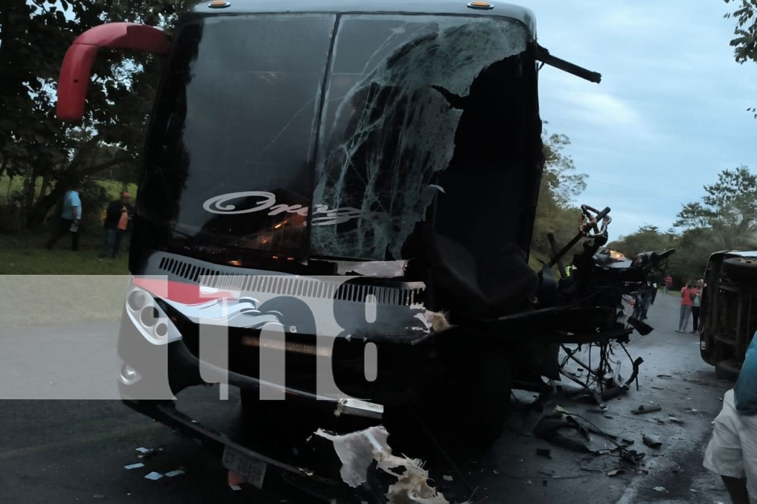 Foto: Camión lechero impacta contra un bus en Nueva Guinea /TN8