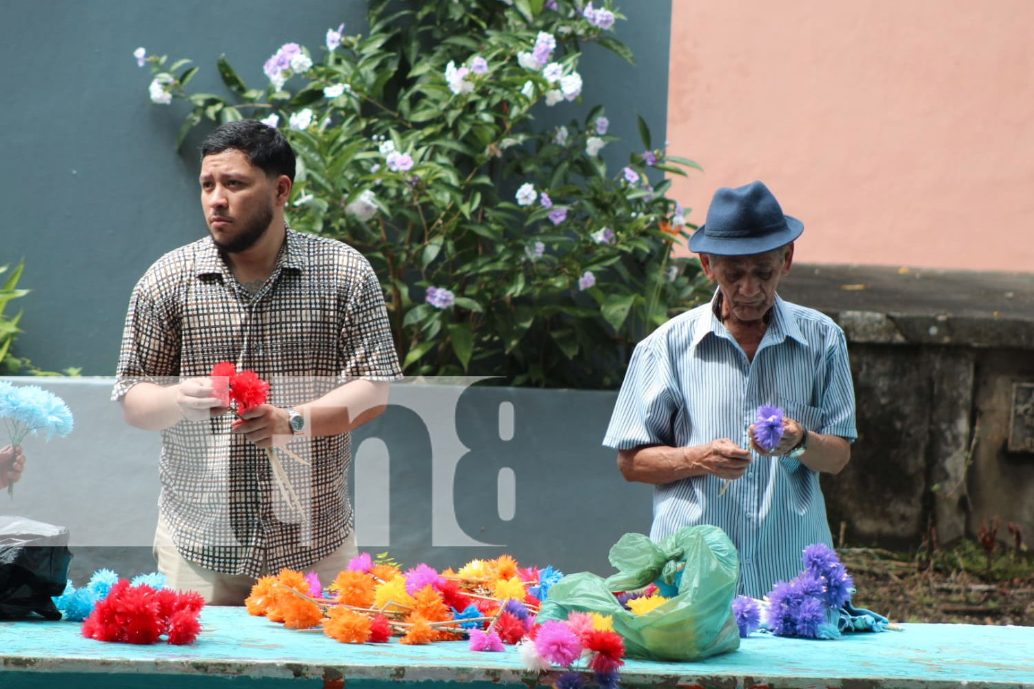 Foto: Familias nicaragüenses se acercan a los cementerios de la ciudad/TN8