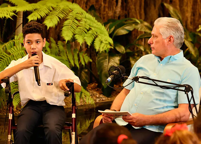 Foto]: ¡Compromiso con la niñez! presidente de Cuba dialoga con jóvenes pioneros / Cortesía