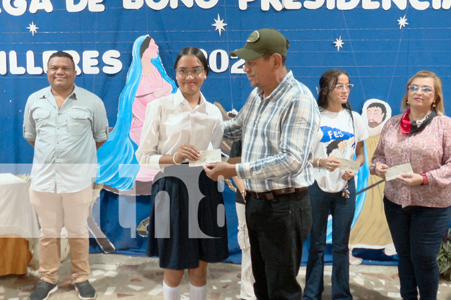 Foto: entrega oficial del bono presidencial a los estudiantes de último año/TN8