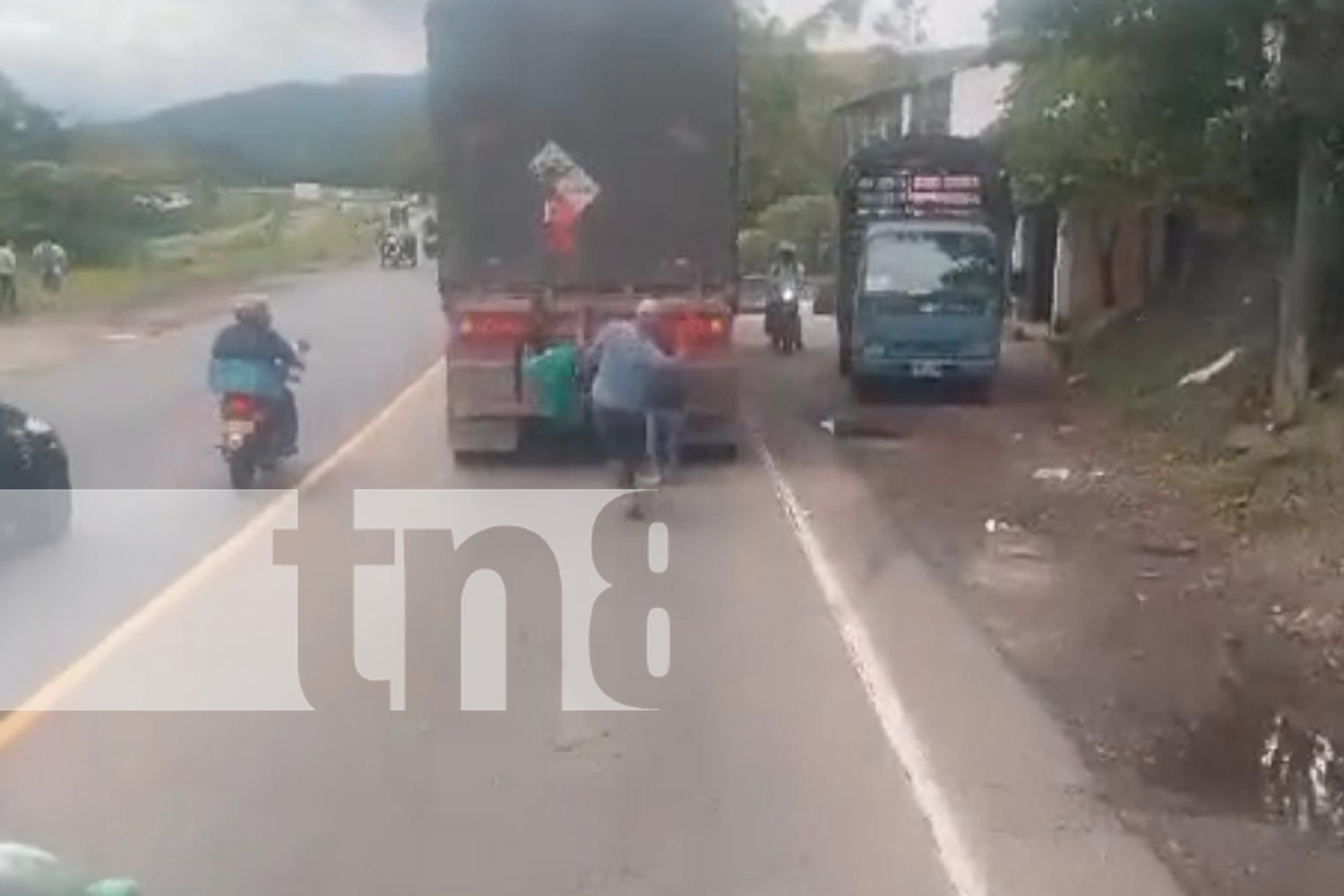 Foto: A fajazos reprenden a menores que iban colgados de una rastra en Carretera Norte/TN8