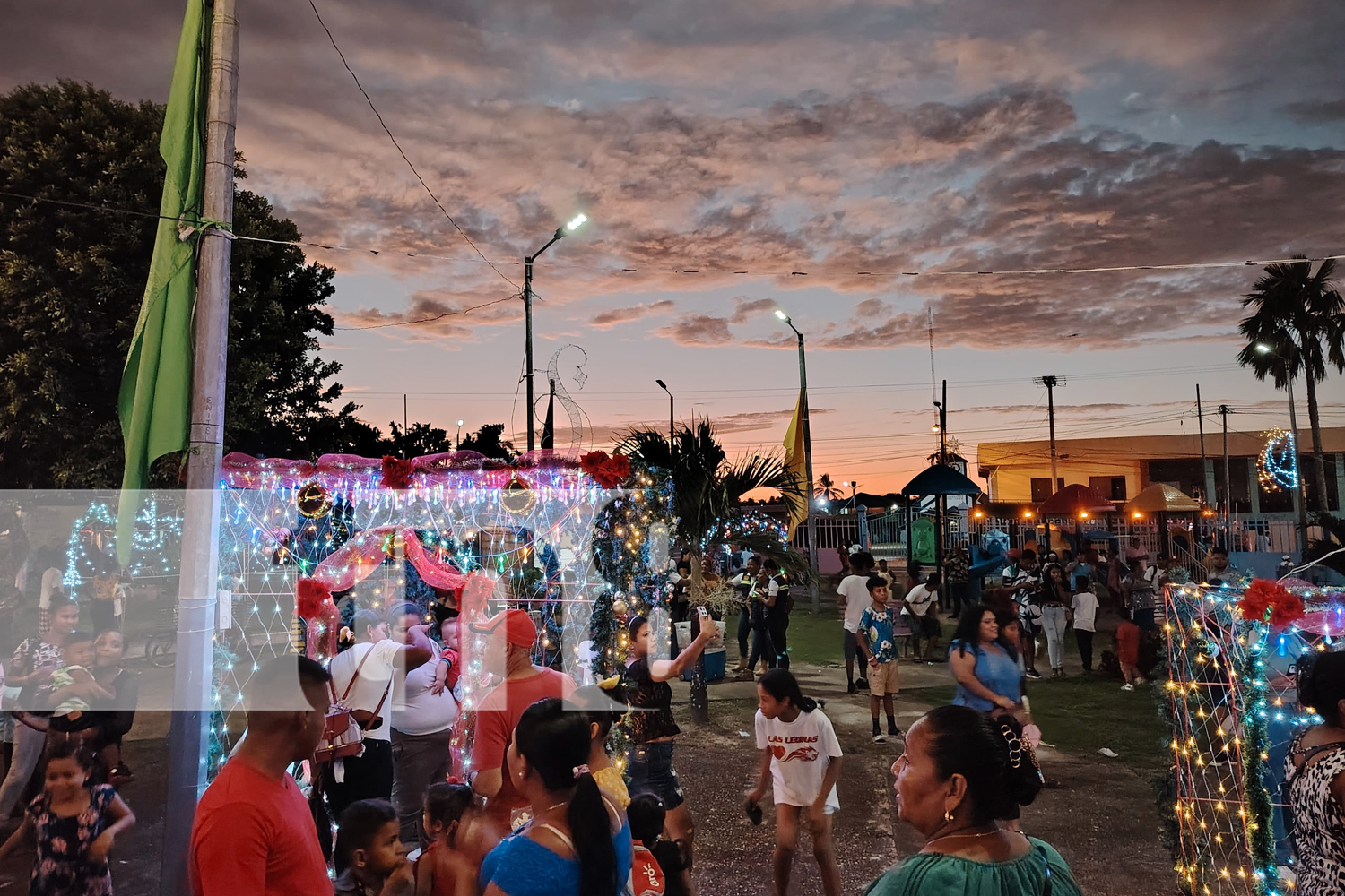 Foto: Encendido de luces navideñas en el parque municipal Rubén Darío de Bilwi/TN8