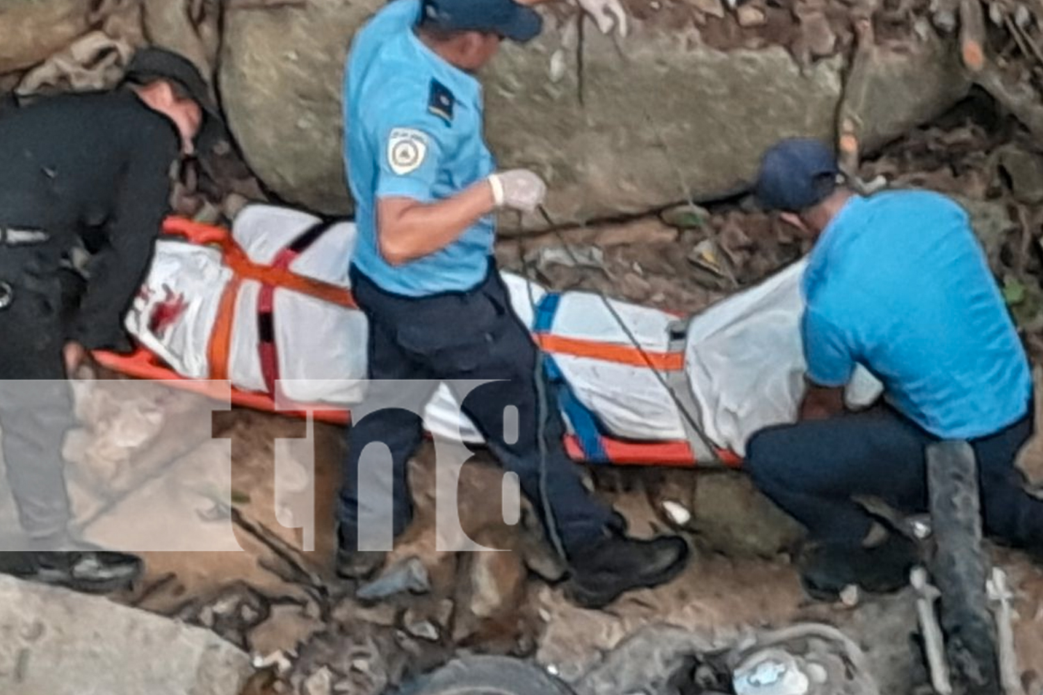 Foto:  Tragedia en San Fernando: Luis Manuel Ortiz, de 41 años, pierde la vida tras salir de la vía y derrapar bajo el puente Alalí/TN8