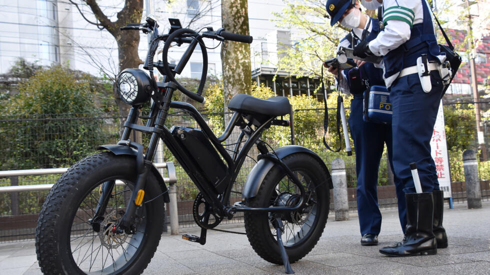 Foto: Nueva ley en Japón: uso de móviles en bicicletas sancionado con hasta seis meses de cárcel