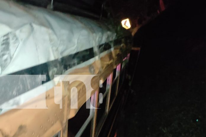 Foto: Bus se estrella contra poste en ruta Rivas-Cárdenas; 10 pasajeros heridos/TN8