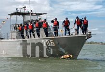 Foto: Bluefields rinde homenaje a los marinos que partieron en el cumplimiento del deber, con ofrendas y condecoraciones./TN8