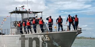 Foto: Bluefields rinde homenaje a los marinos que partieron en el cumplimiento del deber, con ofrendas y condecoraciones./TN8