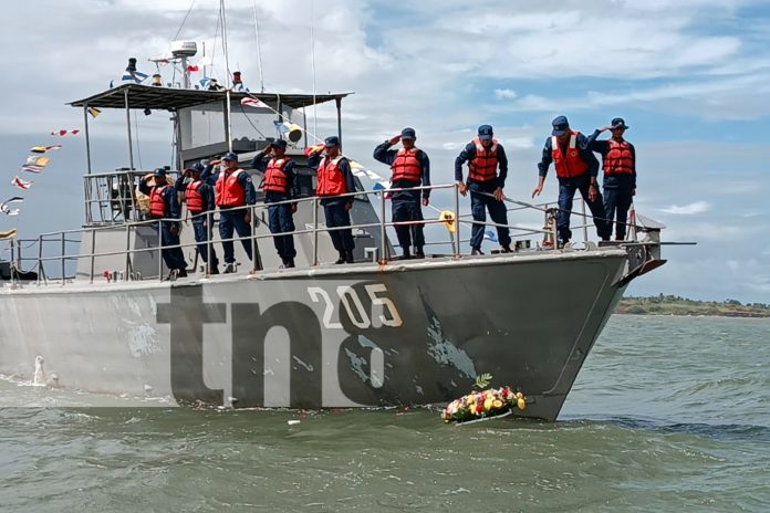 Foto: Bluefields rinde homenaje a los marinos que partieron en el cumplimiento del deber, con ofrendas y condecoraciones./TN8