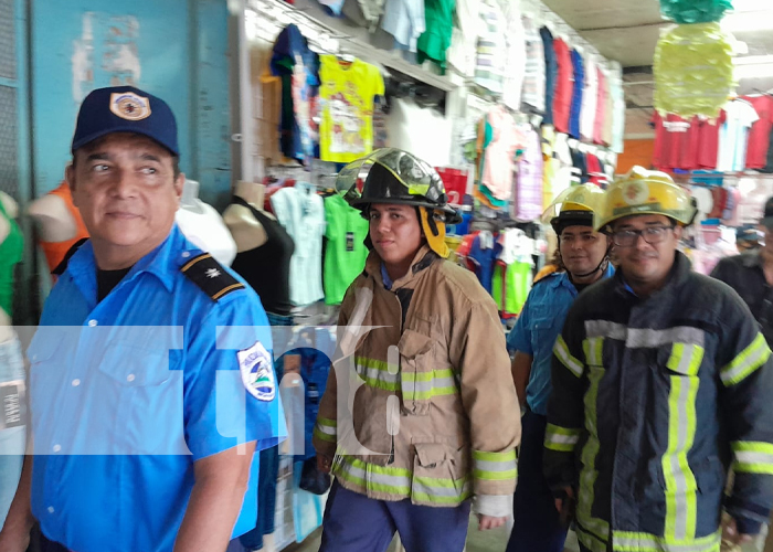 Foto: Bomberos inspeccionan el Mercado Roberto Huembes /cortesía 