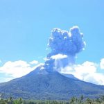 Foto: La erupción de un volcán en Indonesia deja 10 muertos y causa evacuaciones