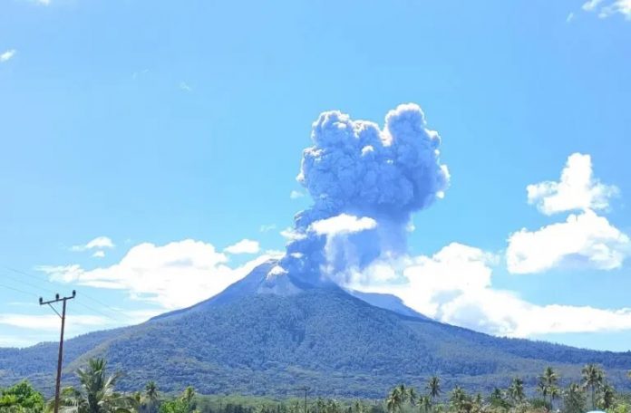 Foto: La erupción de un volcán en Indonesia deja 10 muertos y causa evacuaciones