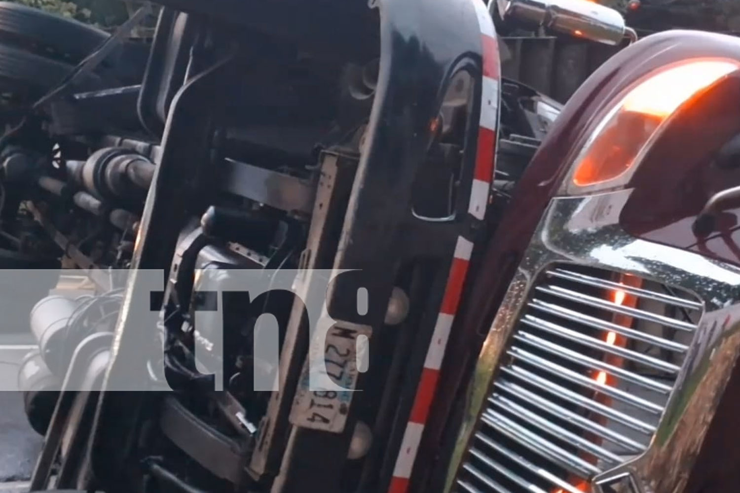 Foto: Camión cargado de verduras se vuelca en la Carretera Panamericana Sur, en Diriamba la alta velocidad, una posible causa del accidente/TN8