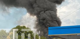 Foto: Una humilde vivienda de madera y zinc fue destruida por un incendio en Chinandega. Vecinos y autoridades trabajaron para evitar mayores daños/TN8