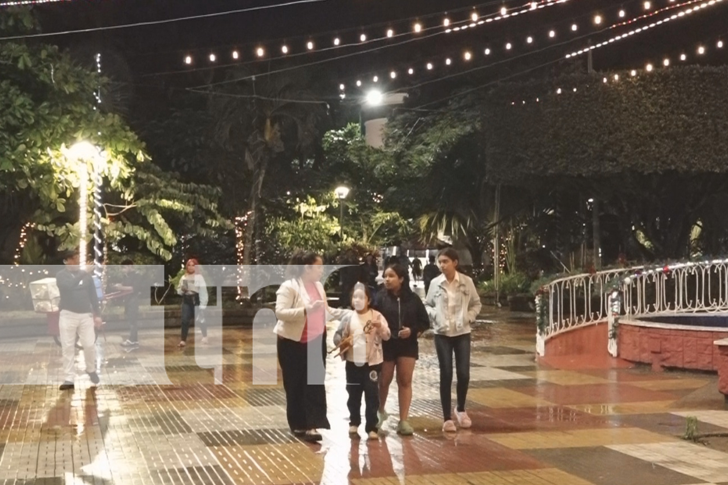 Foto: Estelí se llena de color con encendido de luces navideñas en el parque central 16 de julio/TN8