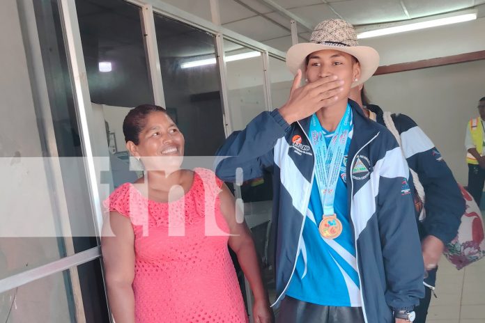 Foto: Bilwi recibe con alegría a Diran Hernández, campeón del atletismo inclusivo en Panamá. ¡Un orgullo que trasciende fronteras! / TN8