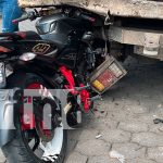 Foto: Accidente en Juigalpa: Un motociclista y su acompañante chocan contra un camión estacionado frente al Colegio Floresmilda. /TN8