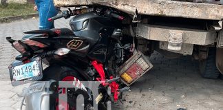 Foto: Accidente en Juigalpa: Un motociclista y su acompañante chocan contra un camión estacionado frente al Colegio Floresmilda. /TN8