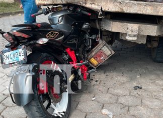 Foto: Accidente en Juigalpa: Un motociclista y su acompañante chocan contra un camión estacionado frente al Colegio Floresmilda. /TN8