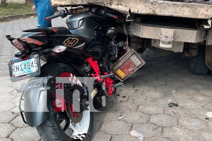 Foto: Accidente en Juigalpa: Un motociclista y su acompañante chocan contra un camión estacionado frente al Colegio Floresmilda. /TN8