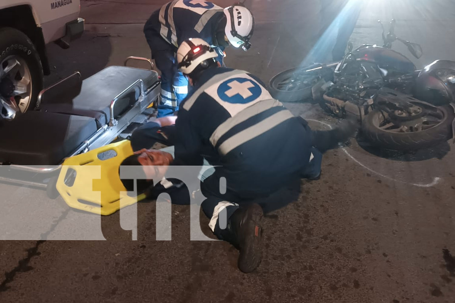 Foto: Grave accidente en los semáforos del Parque de Feria, Managua: motociclista resulta seriamente lesionado tras invasión de carril./TN8