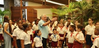 Foto]: ¡Compromiso con la niñez! presidente de Cuba dialoga con jóvenes pioneros / Cortesía