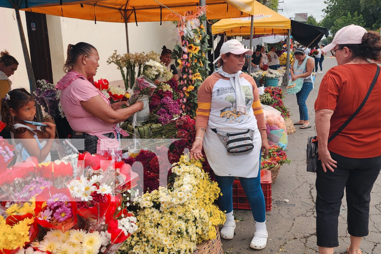 Foto: Familias nicaragüenses se acercan a los cementerios de la ciudad/TN8