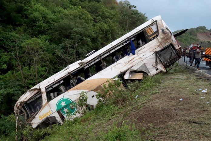 Foto: Al menos 18 muertos tras volcar un autobús en Brasil /Cortesía