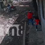 Foto: Dos mujeres fueron víctimas de un robo con violencia en el barrio Francisco Salazar, Managua. Las cámaras de seguridad los captaron/TN8