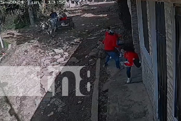 Foto: Dos mujeres fueron víctimas de un robo con violencia en el barrio Francisco Salazar, Managua. Las cámaras de seguridad los captaron/TN8