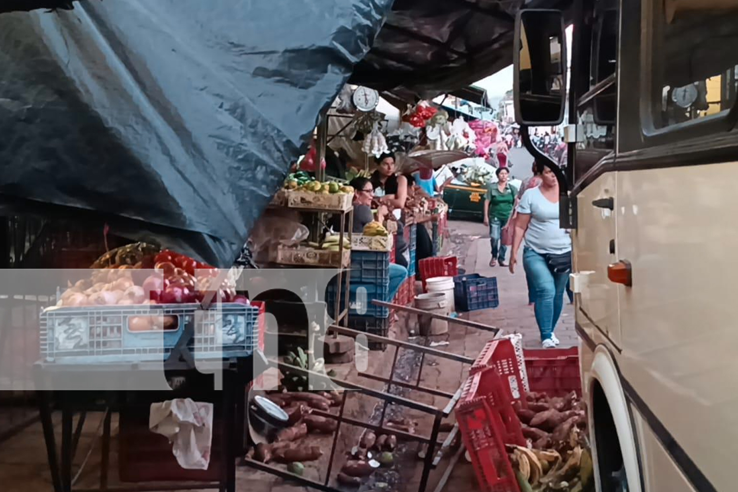 Foto:  Un accidente de tránsito en Juigalpa deja serios daños en un puesto de verduras. Autoridades investigan el caso./TN8